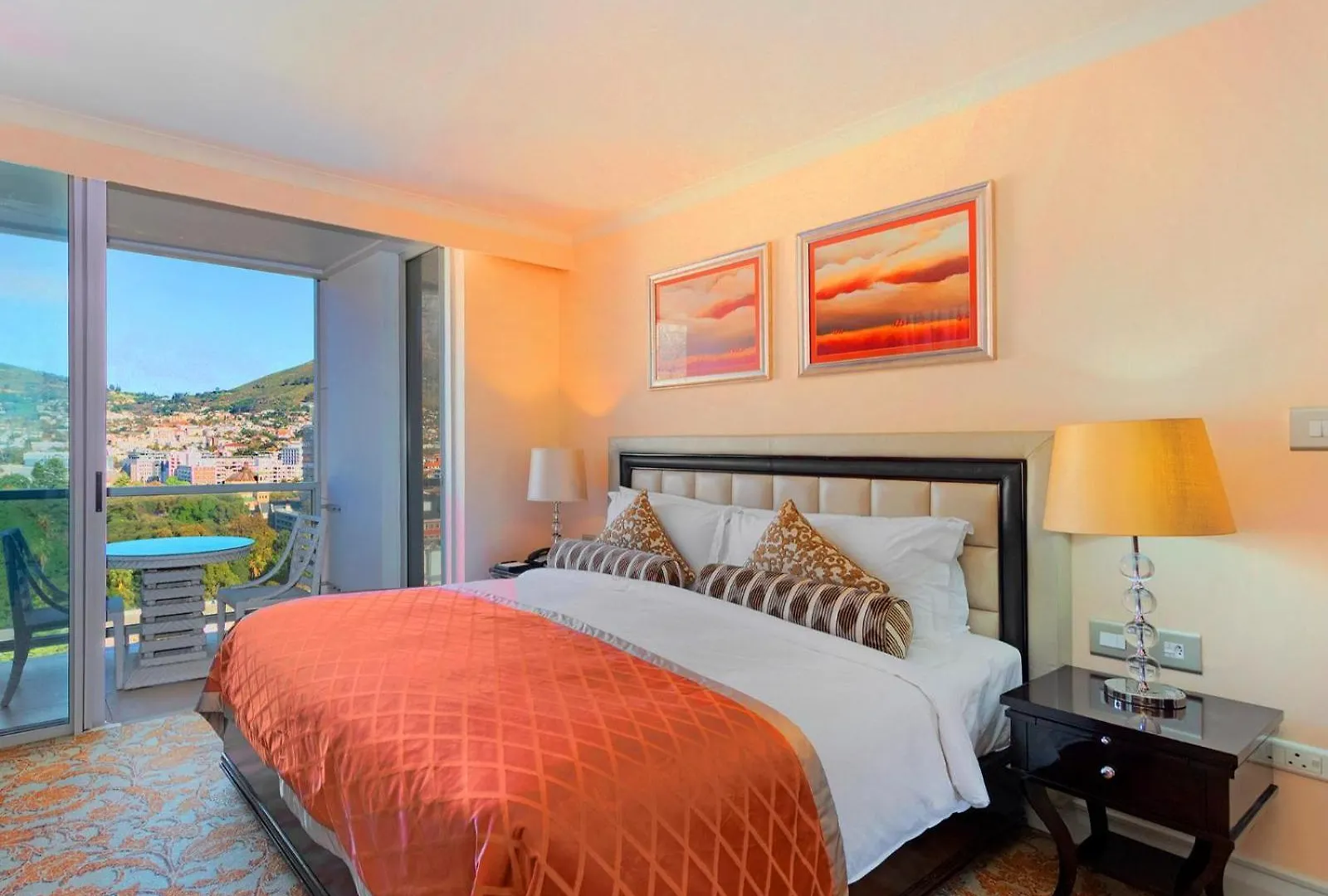 Taj Cape Town - Large 2 Bedroom Apartment, With Full Hotel Facilities, Stunning Table Mountain Views